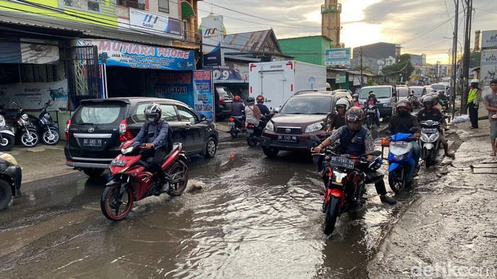 Kemacetan terjadi akibat Jalan Antang Raya rusak parah.