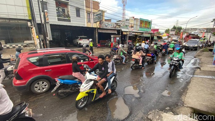 Kemacetan terjadi akibat Jalan Antang Raya rusak parah.