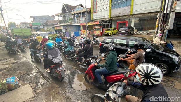Kemacetan terjadi akibat Jalan Antang Raya rusak parah.