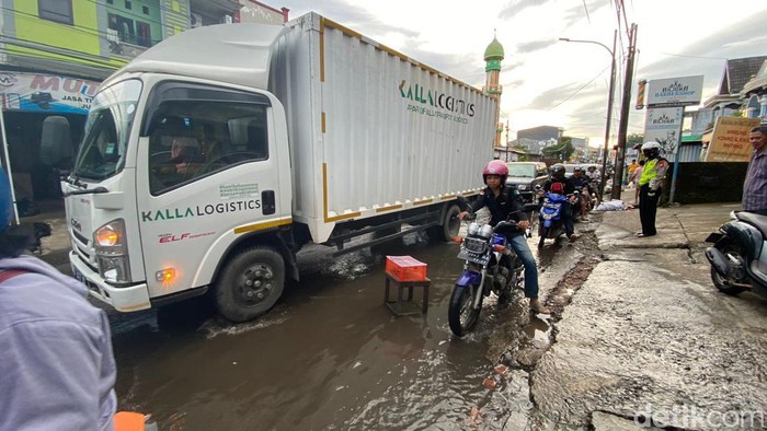 Kemacetan terjadi akibat Jalan Antang Raya rusak parah.