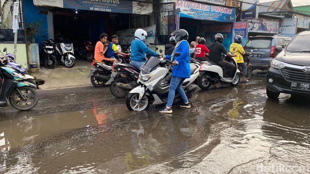 Kemacetan terjadi akibat Jalan Antang Raya rusak parah.