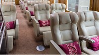 Kereta Wisata Imperial memiliki interior kereta khusus dengan fasilitas lengkap dengan kenyamanan tempat duduknya. Kereta ini memiliki tempat duduk yang dapat direbahkan hingga 135 derajat (reclining seat), dilengkapi dengan sandaran kepala (head rest) dan sandaran kaki (leg rest) fleksibel yang dapat disesuaikan untuk kenyamanan posisi istirahat Anda. (dok KAI)