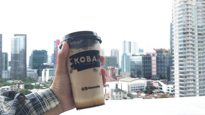 Slurrpp! Segarnya Kopi dan Strawberry Rose dari Atas Mall Kuningan City
