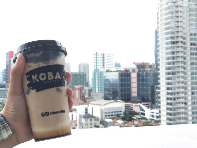 Slurrpp! Segarnya Kopi dan Strawberry Rose dari Atas Mall Kuningan City