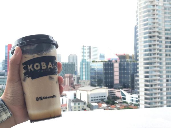 Slurrpp! Segarnya Kopi dan Strawberry Rose dari Atas Mall Kuningan City