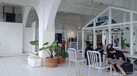 Setelah hampir selesai melalui tanjakan, kamu akan menemukan kedai kopi dengan nuansa putih yang tenang berada di sisi kiri. Ada dua kedai kopi kecil di area P7 ini. Untuk Kobain Coffee didepannya ditandai dengan area duduk outdoor yang cukup luas. Foto: detikcom/Diah Afrilian