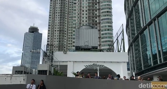 Kobain Coffee: Asyiknya Minum Kopi di Rooftop Mall yang Lagi Viral