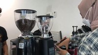 Jika sudah menerima notifikasinya, minuman bisa diambil sendiri dan dinikmati di meja yang sudah kamu pilih. Saat sore hari waktu santai sambil minum kopi di sini biasanya akan ditemani oleh live music. Foto: detikcom/Diah Afrilian
