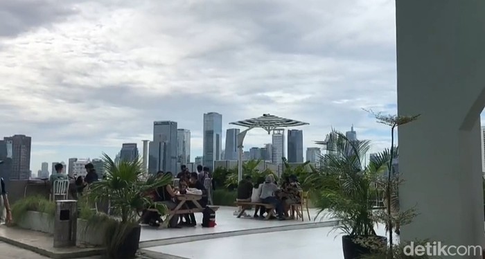 Kobain Coffee: Asyiknya Minum Kopi di Rooftop Mall yang Lagi Viral