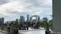 Suasana yang dihadirkan juga sangat cocok bagi anak muda sehingga tak ayal jika banyak orang yang berbondong-bondong datang ke sini. Saat hampir tiba, kami cukup terkejut dengan posisinya yang memang berada di bagian paling atas mall Kuningan City.  Foto: detikcom/Diah Afrilian