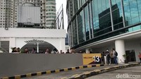 Berada di lantai P7 dari mall Kuningan City yang terdiri dari 6 lantai membuat kamu yang ingin ke sini wajib melalui rute yang tak biasa. Menyamgangi lantai teratas yang bisa dicapai oleh lift, saat mendatanginya kami harus sedikit berjalan naik untuk mencapai Kobain Coffee. Foto: detikcom/Diah Afrilian