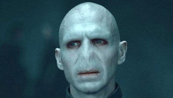 Voldemort, karakter yang memang tanpa hidung. Katie Nelson via Boredpanda
