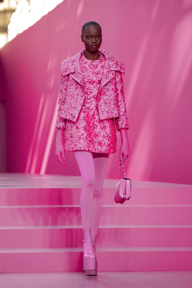Valentino tampilkan koleksi busana yang mendoninasi warna pink di Paris Fashion Week 2022. Foto: Dok. Vianney Le Caer/AP. 