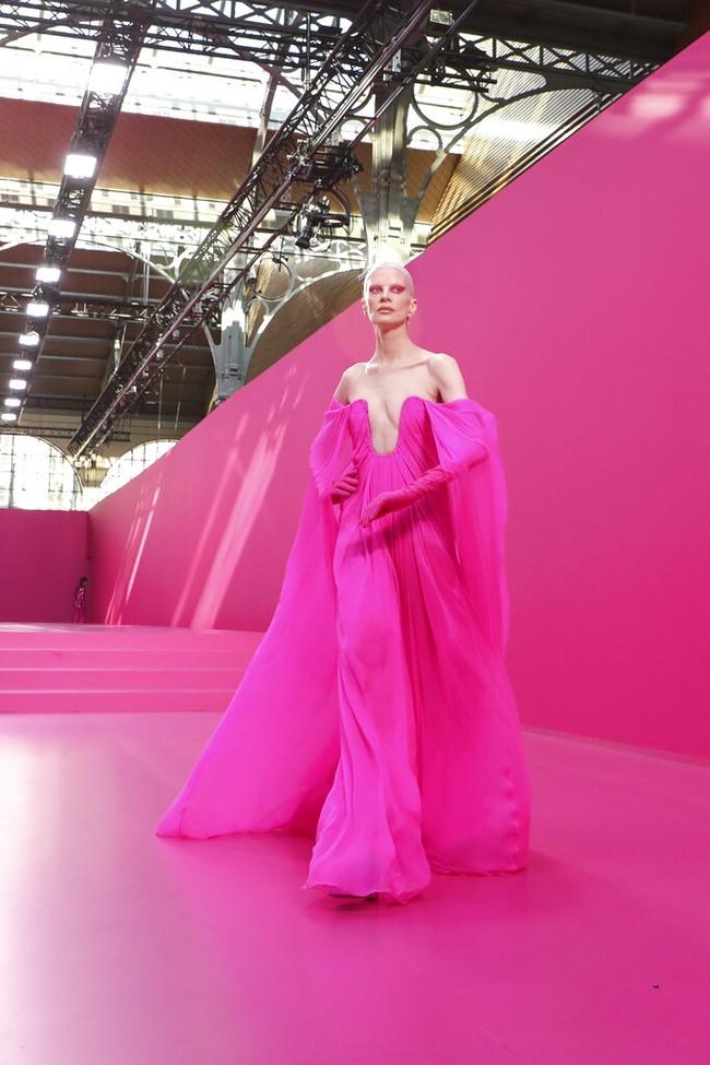 Valentino tampilkan koleksi busana yang mendoninasi warna pink di Paris Fashion Week 2022. Foto: Dok. Vianney Le Caer/AP. 