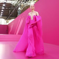 Valentino tampilkan koleksi busana yang mendoninasi warna pink di Paris Fashion Week 2022. Foto: Dok. Vianney Le Caer/AP. 