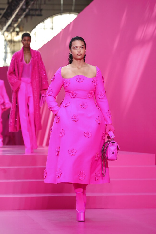 Valentino tampilkan koleksi busana yang mendoninasi warna pink di Paris Fashion Week 2022. Foto: Dok. Vianney Le Caer/AP. 
