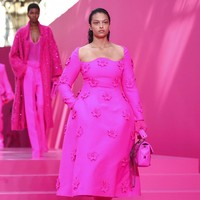 Valentino tampilkan koleksi busana yang mendoninasi warna pink di Paris Fashion Week 2022. Foto: Dok. Vianney Le Caer/AP. 