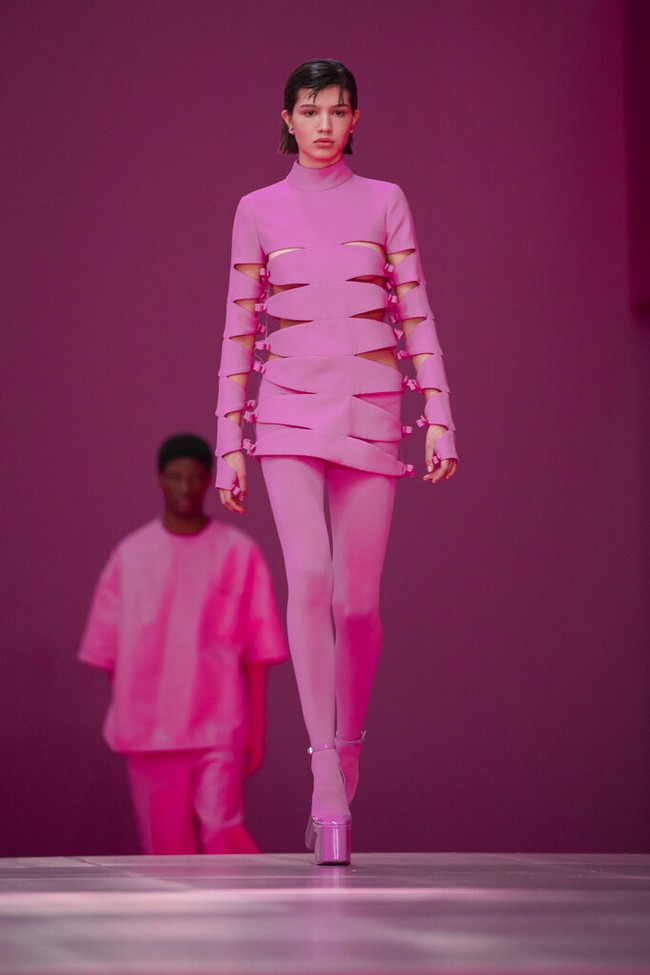 Valentino tampilkan koleksi busana yang mendoninasi warna pink di Paris Fashion Week 2022. Foto: Dok. Vianney Le Caer/AP. 
