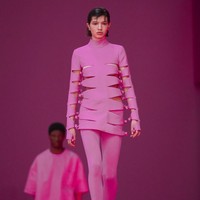 Valentino tampilkan koleksi busana yang mendoninasi warna pink di Paris Fashion Week 2022. Foto: Dok. Vianney Le Caer/AP. 