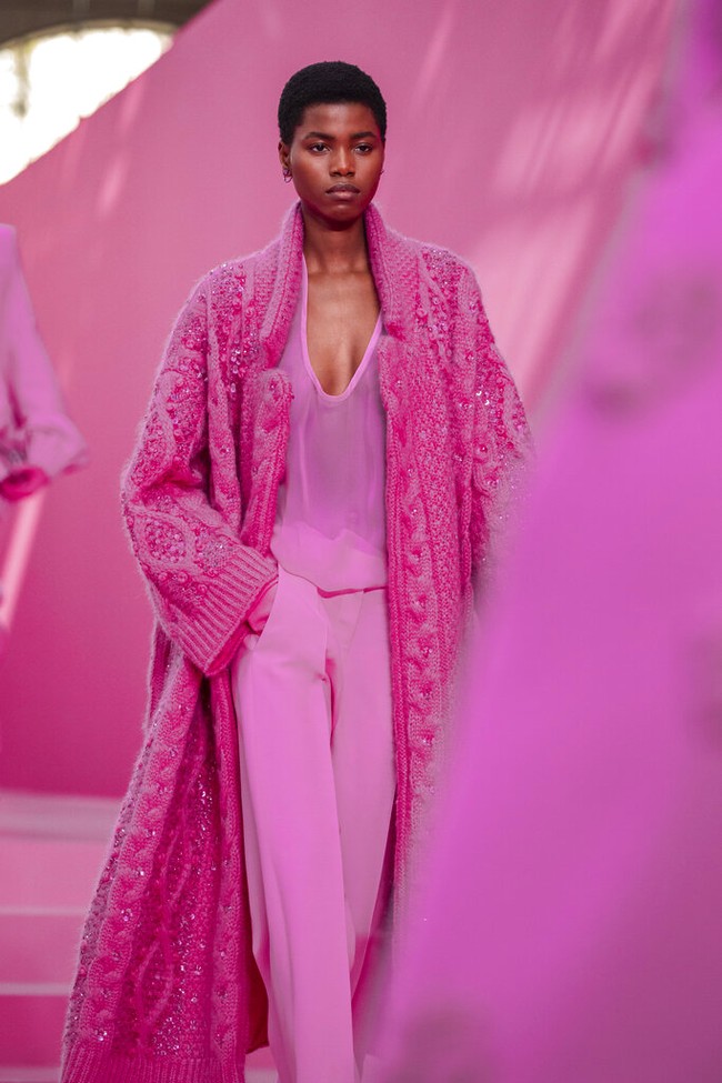 Valentino tampilkan koleksi busana yang mendoninasi warna pink di Paris Fashion Week 2022. Foto: Dok. Vianney Le Caer/AP. 