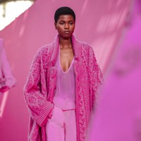 Valentino tampilkan koleksi busana yang mendoninasi warna pink di Paris Fashion Week 2022. Foto: Dok. Vianney Le Caer/AP. 