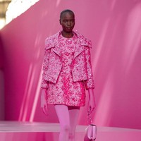 Valentino tampilkan koleksi busana yang mendoninasi warna pink di Paris Fashion Week 2022. Foto: Dok. Vianney Le Caer/AP. 