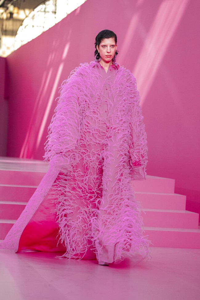 Valentino tampilkan koleksi busana yang mendoninasi warna pink di Paris Fashion Week 2022. Foto: Dok. Vianney Le Caer/AP. 