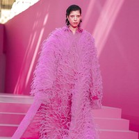 Valentino tampilkan koleksi busana yang mendoninasi warna pink di Paris Fashion Week 2022. Foto: Dok. Vianney Le Caer/AP. 