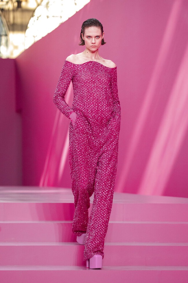 Valentino tampilkan koleksi busana yang mendoninasi warna pink di Paris Fashion Week 2022. Foto: Dok. Vianney Le Caer/AP. 