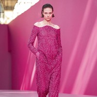 Valentino tampilkan koleksi busana yang mendoninasi warna pink di Paris Fashion Week 2022. Foto: Dok. Vianney Le Caer/AP. 