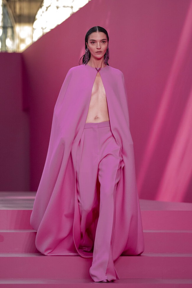 Valentino tampilkan koleksi busana yang mendoninasi warna pink di Paris Fashion Week 2022. Foto: Dok. Vianney Le Caer/AP. 