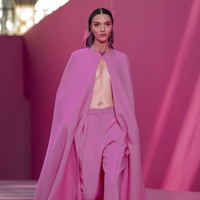 Valentino tampilkan koleksi busana yang mendoninasi warna pink di Paris Fashion Week 2022. Foto: Dok. Vianney Le Caer/AP. 