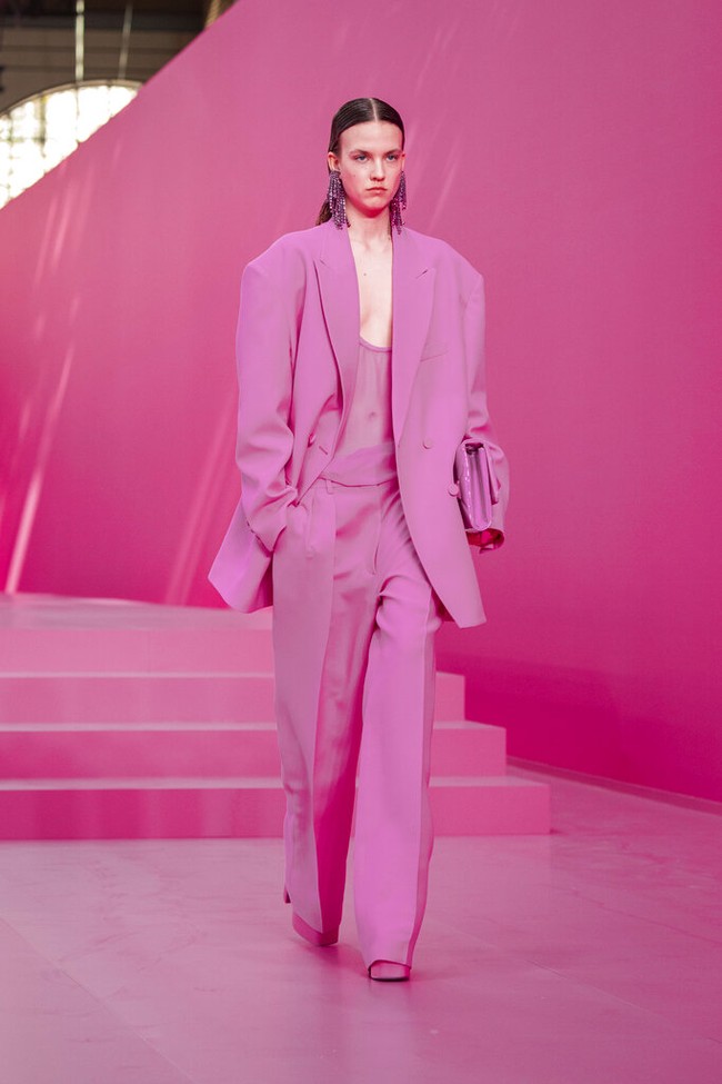 Valentino tampilkan koleksi busana yang mendoninasi warna pink di Paris Fashion Week 2022. Foto: Dok. Vianney Le Caer/AP. 