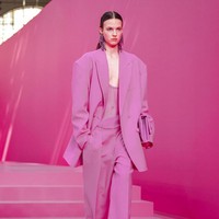 Valentino tampilkan koleksi busana yang mendoninasi warna pink di Paris Fashion Week 2022. Foto: Dok. Vianney Le Caer/AP. 