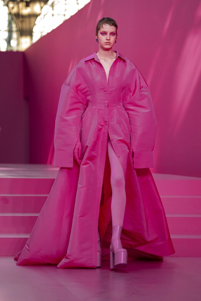 Valentino tampilkan koleksi busana yang mendoninasi warna pink di Paris Fashion Week 2022. Foto: Dok. Vianney Le Caer/AP.