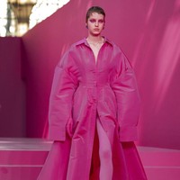 Valentino tampilkan koleksi busana yang mendoninasi warna pink di Paris Fashion Week 2022. Foto: Dok. Vianney Le Caer/AP.