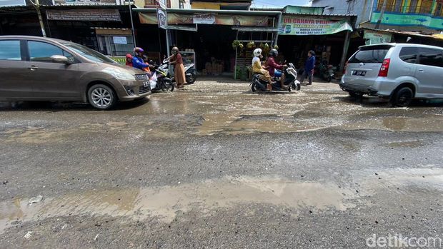Kondisi Jalan Antang Raya, Kota Makassar.