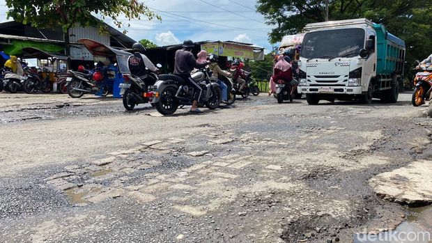 Kondisi Jalan Antang Raya, Kota Makassar.