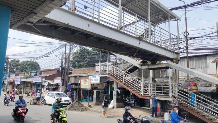 Kondisi JPO Halte Pasar Kramat Jati yang Bikin Truk Nyangkut (Dwi Rahmawati-detikcom)