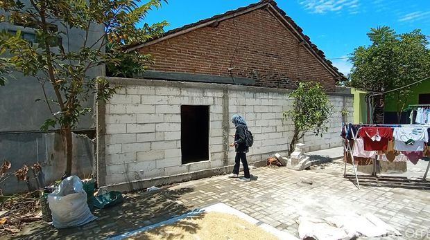 Kondisi terkini rumah janda di Desa Mejobo, Kudus yang tertutup tembok, Rabu (9/3/2022).