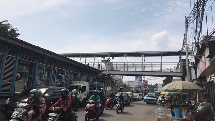 Lalu lintas di Jl Raya Jakarta-Bogor normal kembali setelah truk tersangkut JPO dievakuasi