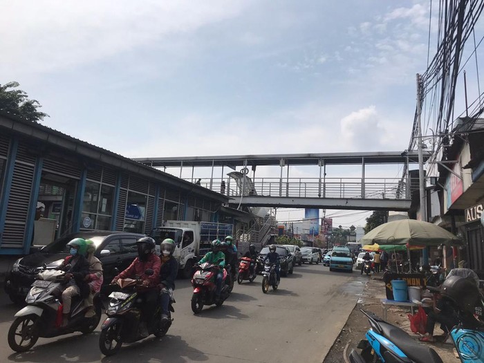 Lalu lintas di Jl Raya Jakarta-Bogor normal kembali setelah truk tersangkut JPO dievakuasi