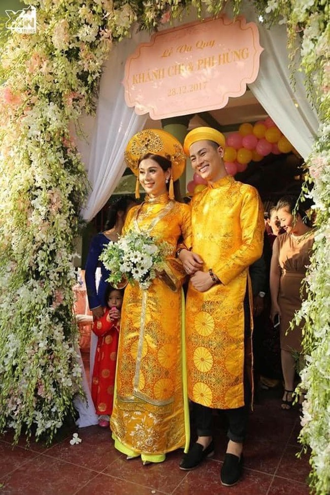 Di 2017, Lam Khanh Chi menikah dengan dengan pria tulen bernama Tran Phi Hung, Pernikahan mereka tampak bahagia karena Phi Hung tidak mempermasalahkan latar belakang Lam Khanh Chi. Foto: dok. Facebook/Lam Khanh Chi