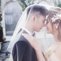 Inilah potret romantis pernikahan mereka. Lam Khanh Chi mengunggah potret ini di Facebooknya dalam perayaan hari jadi pernikahan mereka yang keempat.Foto: dok. Facebook/Lam Khanh Chi