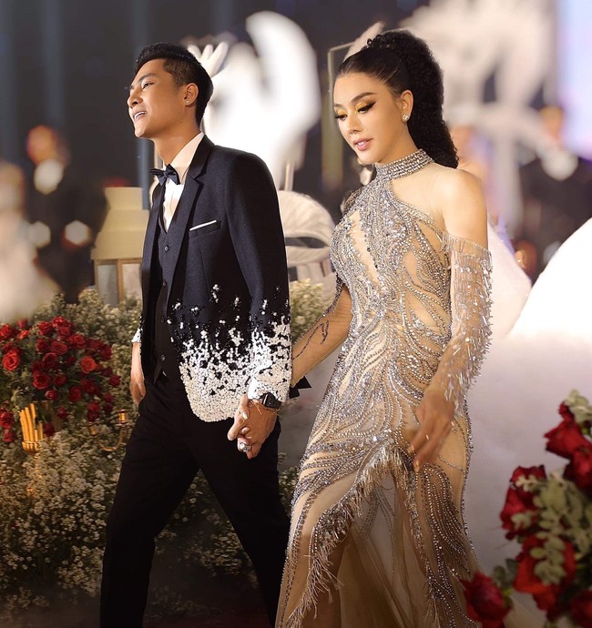 Selama masa bahagia pernikahan dengan Phi Hung, Lam Khanh berjuang untuk memiliki anak. Dia menghabiskan biaya mencapai 1 miliar dollar Vietnam atau sekitar Rp 630 juta untuk melakukan inseminasi dan mencari rahim ibu pengganti dari spermanya yang disimpan sebelum menjadi transgender. Foto: dok. Facebook/Lam Khanh Chi