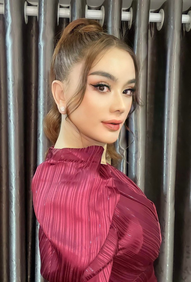 Penampakan Lam Khanh Chi layaknya wanita seutuhnya, namun dia adalah seorang transgender. Wanita asal Vietnam ini begitu populer di negaranya Vietnam karena dia berprofesi sebagai penyanyi. Foto: dok. Facebook/Lam Khanh Chi