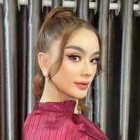 Penampakan Lam Khanh Chi layaknya wanita seutuhnya, namun dia adalah seorang transgender. Wanita asal Vietnam ini begitu populer di negaranya Vietnam karena dia berprofesi sebagai penyanyi. Foto: dok. Facebook/Lam Khanh Chi