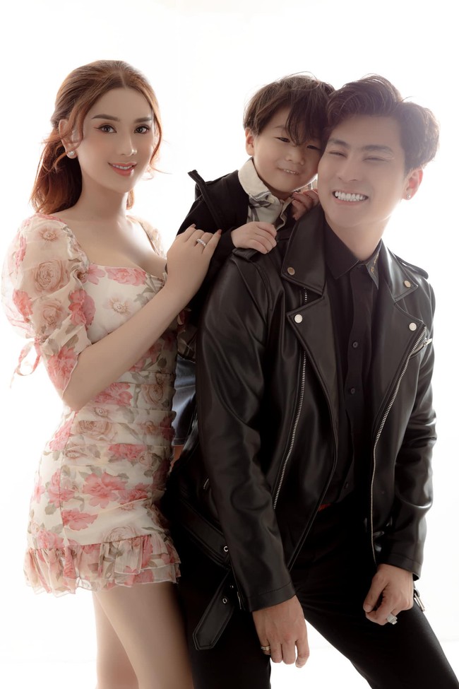 Diakuinya, anaknya tidak memiliki hubungan darah dengan dengan mantan suaminya, namun keduanya tetap berusaha membesarkan anak mereka bersama. Phi Hung pun masih sering menemui putra Lham Khanh Chi itu dan tetap menganggapnya sebagai anak kandung. Foto: dok. Facebook/Lam Khanh Chi