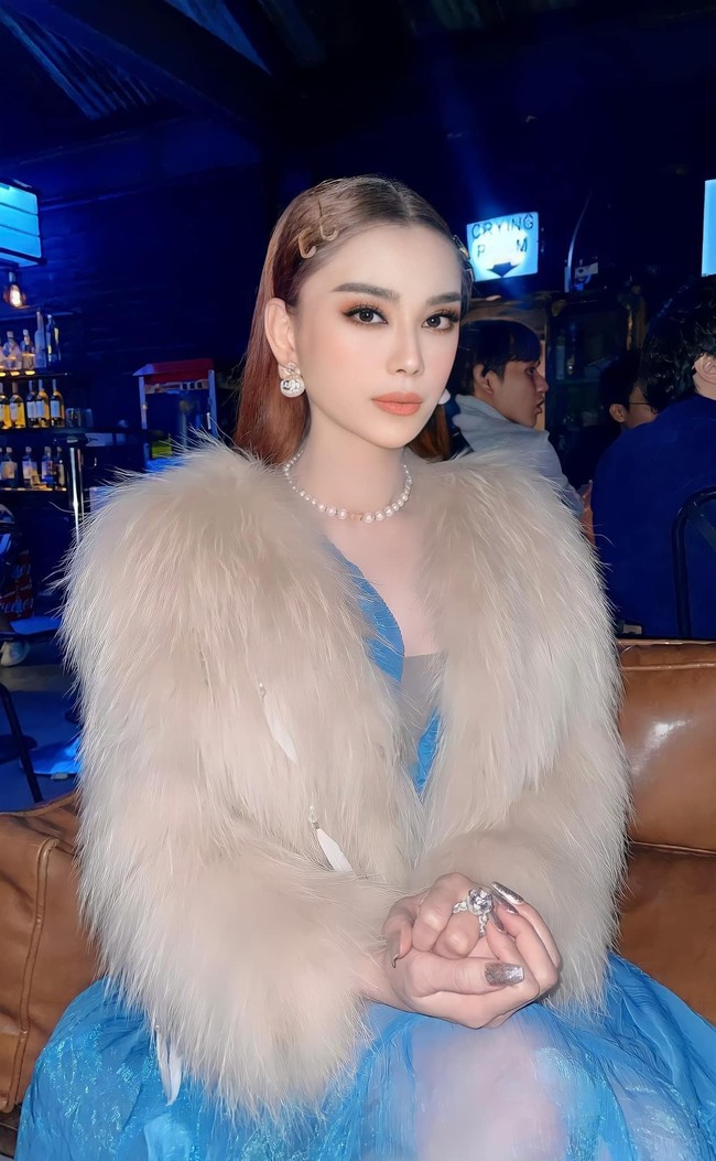 Pernikahan mereka kemudian hancur dan Lam Khanh Chi diceraikan oleh sang suami. Khanh Chi dituduh selingkuh dengan asistennya, namun hal tersebut telah dibantah olehnya.Foto: dok. Facebook/Lam Khanh Chi