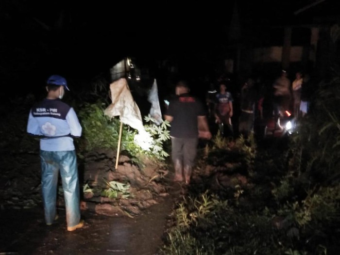 Longsor yang menutup akses dua desa di Lawang, Kabupaten Malang